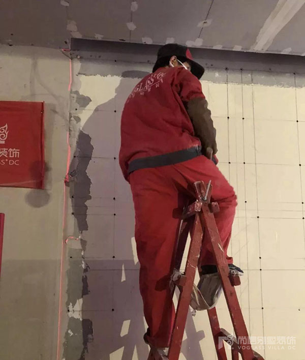 工人展示吊顶工艺