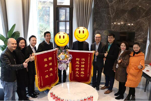麓湖沉香谷馈赠尚层装饰团队锦旗
